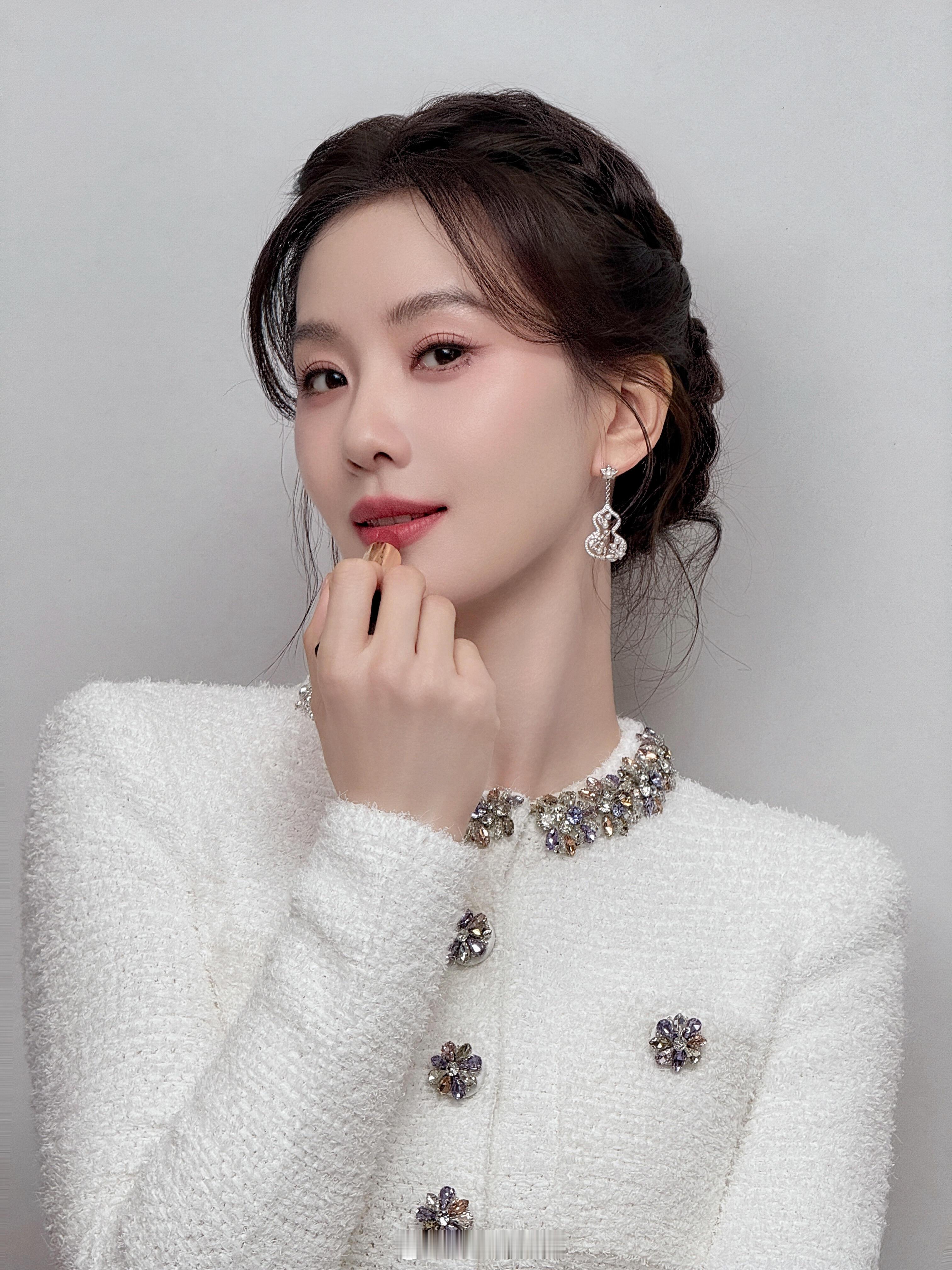 谁能拒绝2026年第一天的白裙优雅诗诗