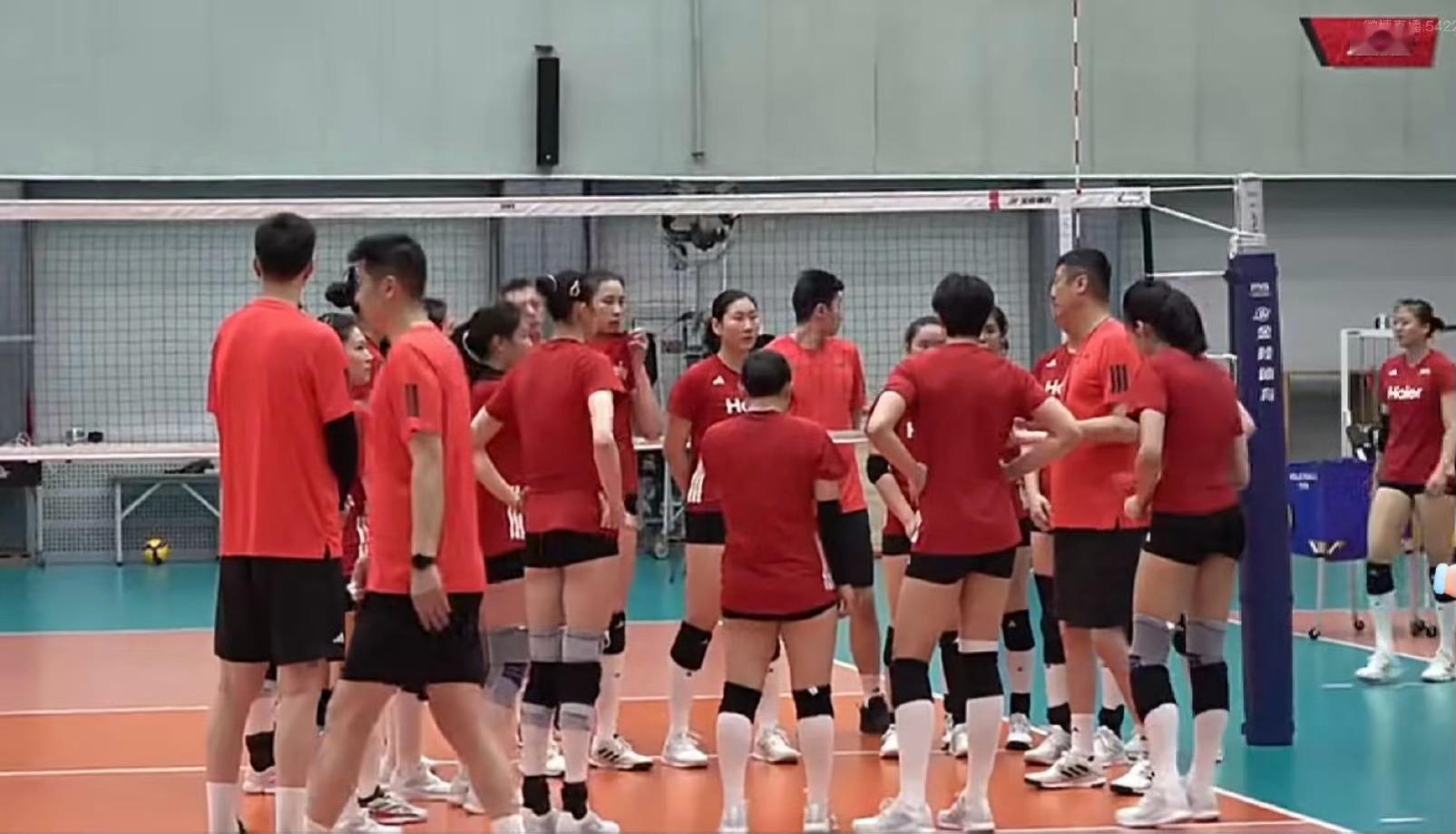【集训阵容】从昨天的直播来看，人员到齐了，具体：▲主攻：吴梦洁，庄宇珊，董禹含