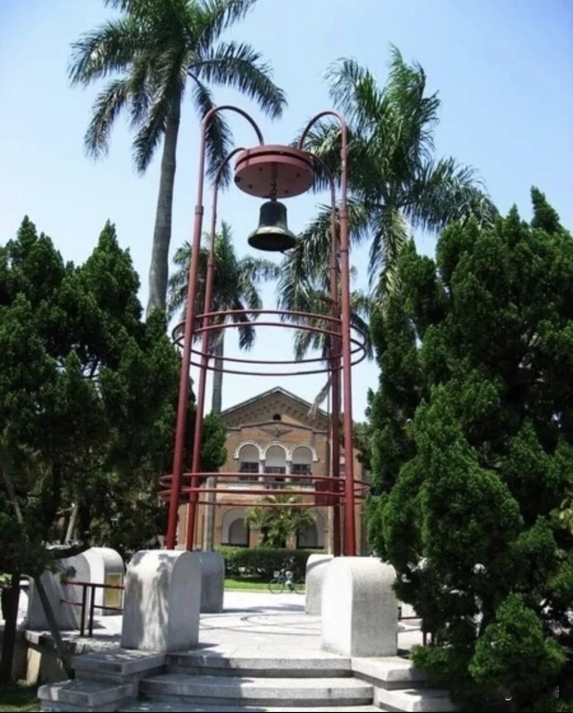 傅钟位于台湾大学校园内，是为纪念台大第四任校长傅斯年先生而铸造的校钟，也是台大校