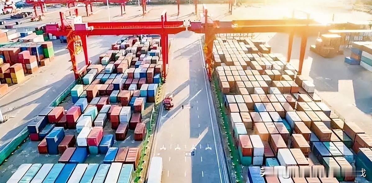 特朗普这回算是把“软话”说透了！当着全世界的面喊出美国得买咱们的货，这一嗓