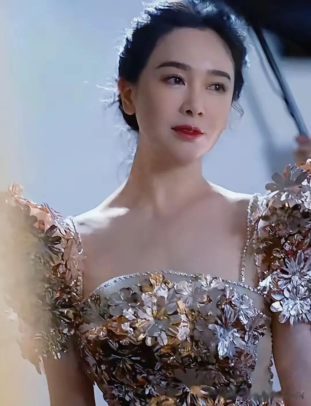 左小青目前处于离异状态，是单亲妈妈。•结婚：2010年10月，左小青宣布嫁给