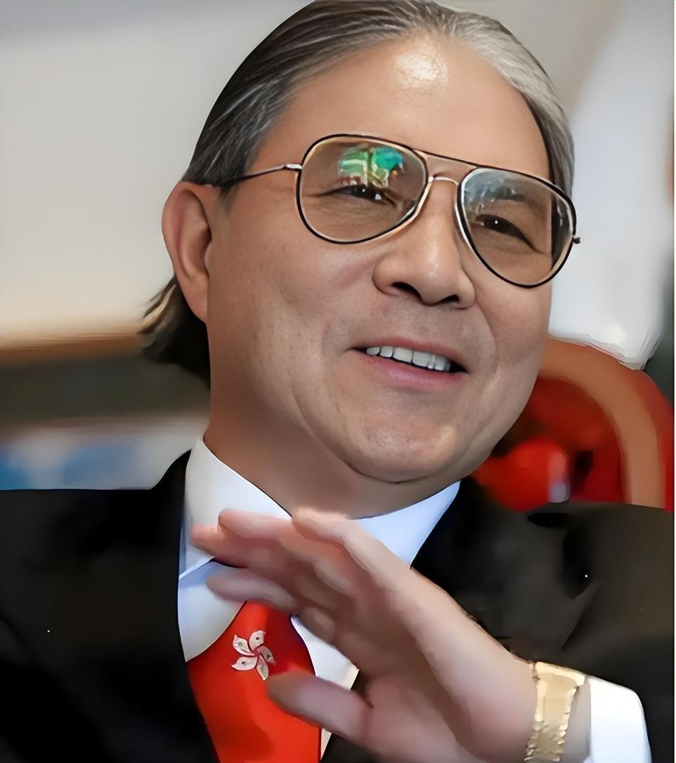 79岁霍震霆又刷屏！霍家三代把爱国刻进骨血，这才叫真豪门刷到79岁霍震霆跑全