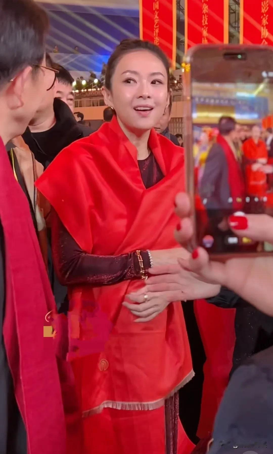 发现没，女演员真的不能太瘦，还是胖一点显年轻，面善。章子怡现身百花新春晚会，状