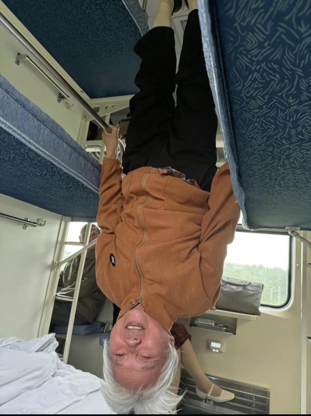 以后不让座了！我怀疑过视频是反着拍的，都没想到是奶奶在卧铺上玩倒立！坐过火