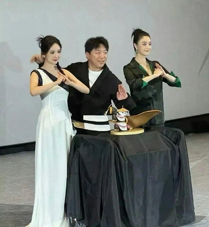 蒋欣单独看着好像很壮实，看了她和杨幂的合照，才知道原来这么瘦​​​