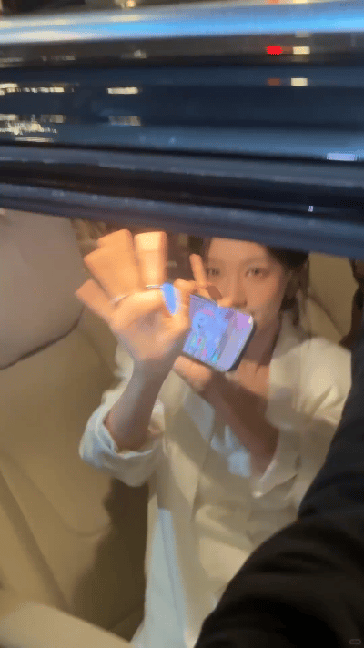 李一桐被挤成外星人了还以为李一桐用特效了又美又飒的李一桐，被挤完直接切换外星人