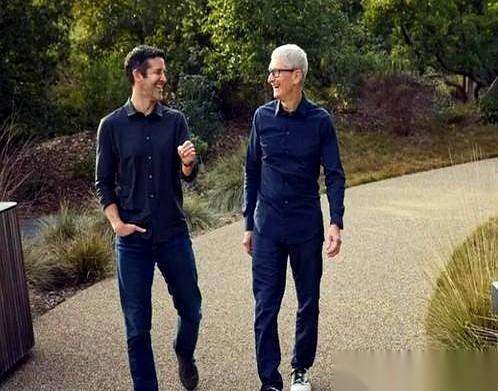 库克交出苹果CEO的位子，转身坐进了董事长的办公室。科技圈的通稿都在吹什么“平稳交接”，但你只要看看