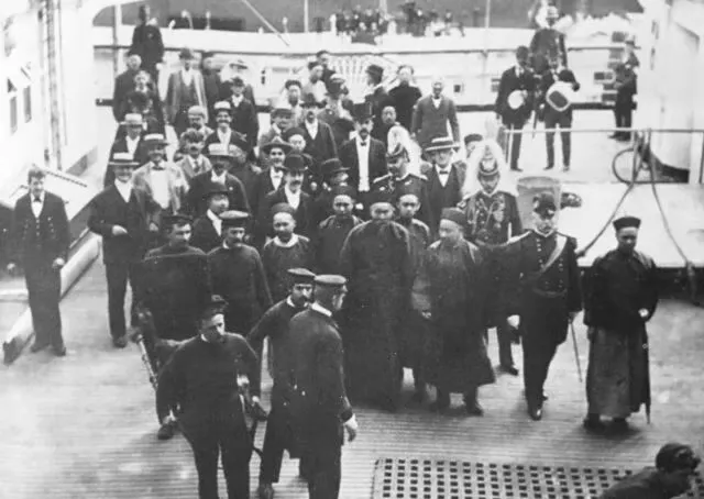 1896年，李鸿章拜访英国，一个德国人趁机给李鸿章推销马克沁机枪。而李鸿章看到后