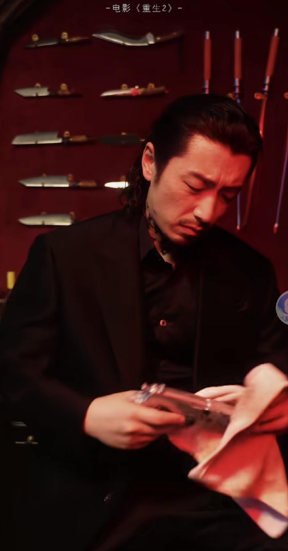 电影《重生2》，白客的这个悍匪造型，真的是令人出乎意料。没想到以前那个搞笑的王