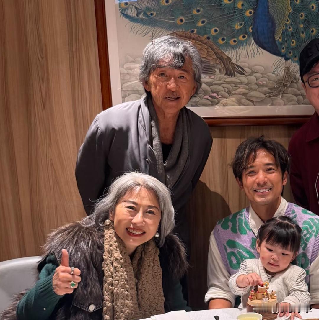 78岁林子祥和64岁叶蒨文同框为小孙女庆祝生日，儿子儿媳都在场，一家人看起来其乐