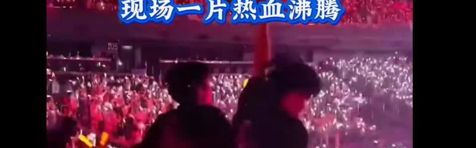 我从来没有去现场追过星，昨天和几个朋友一起去巴南追刀郎了。一下轻轨，乌泱乌泱的人