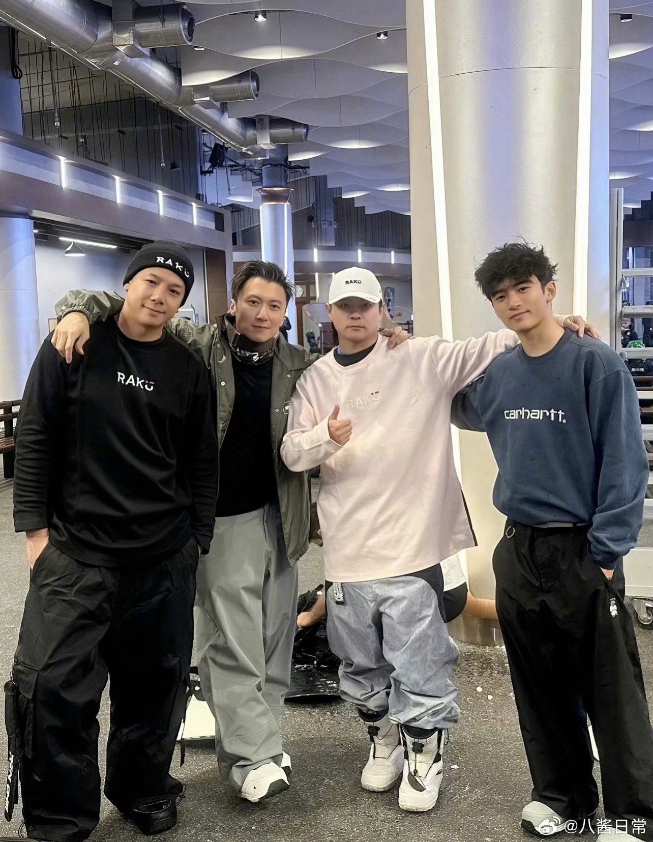 谢霆锋和大儿子Lucas合照，前两天被偶遇一起逛街谢霆锋与大儿子Lucas同框合