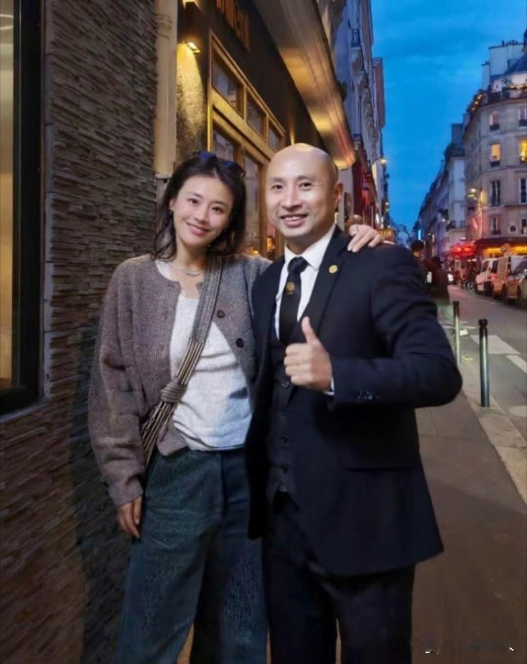 漂亮！拍摄地点:巴黎，俩人看上去笑容灿烂，眉清目秀滴🥰！