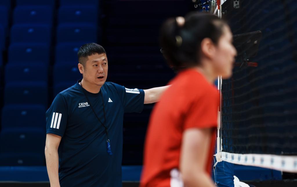 龚翔宇中国女排宇队鼓励年轻队员：“光脚的不怕穿鞋的”　南京站是中国女排本赛季