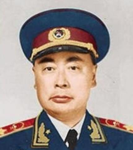 1958年，周总理带着陈毅粟裕访问朝鲜，有人向他举报说志愿军司令员杨勇在朝鲜大兴