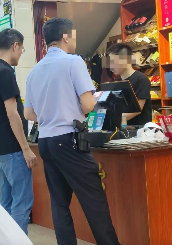 看样子出的事不算小，警察上门都带家伙了