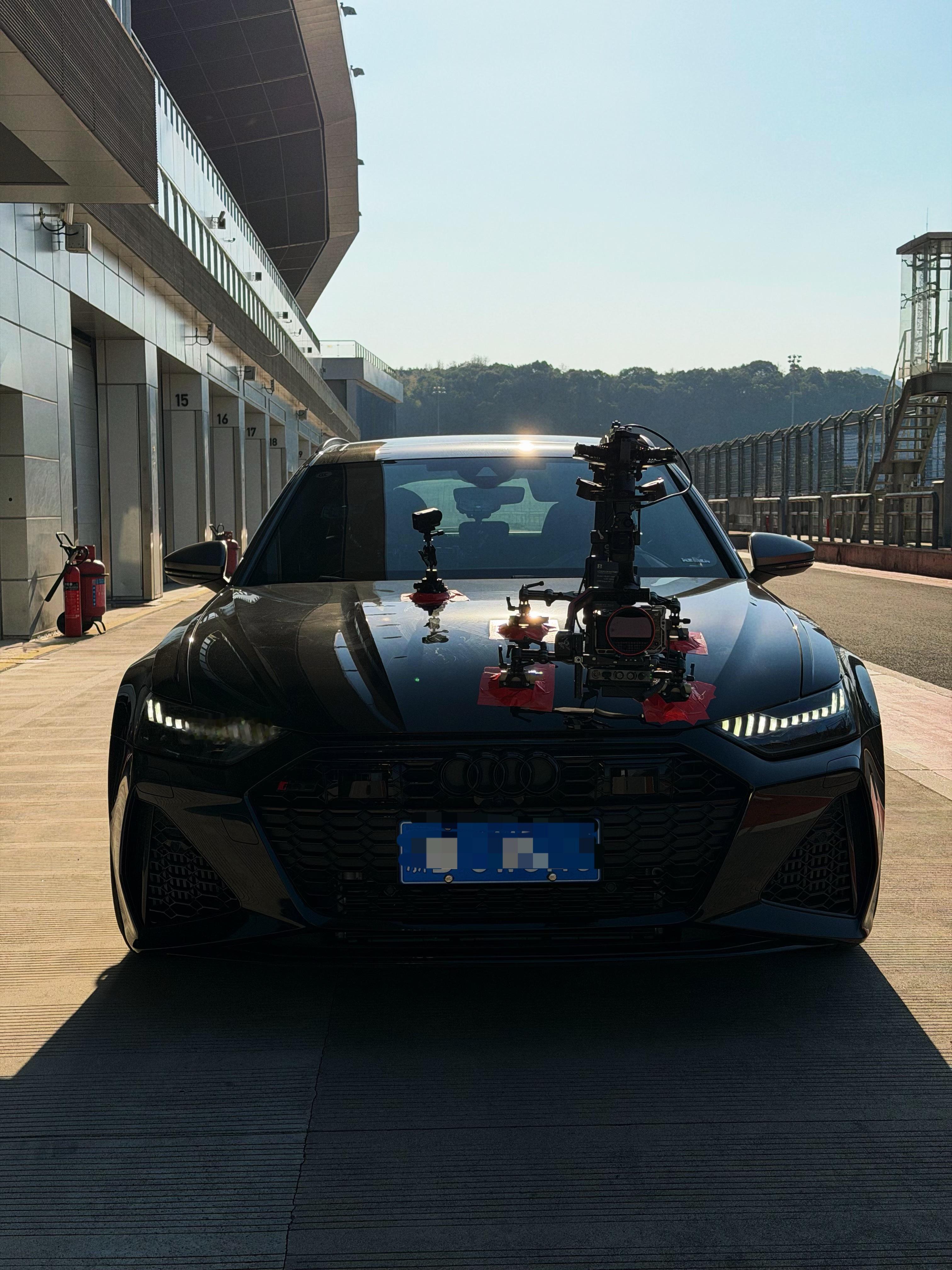 开摄影车的同事今天超满意对讲机里说：“还没出P区，就已经人车合一了”汽场全开