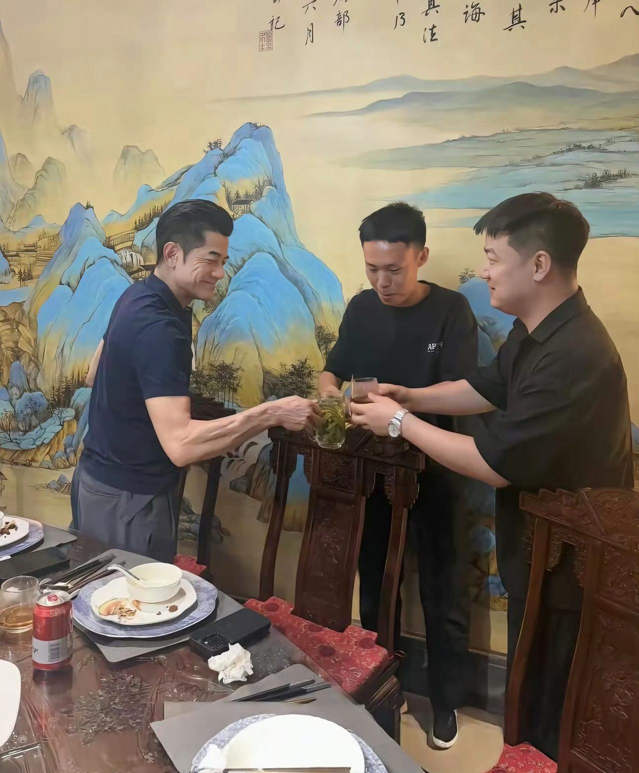 61岁郭富城在方媛舅舅的饭店，和一帮亲戚喝酒吃饭！