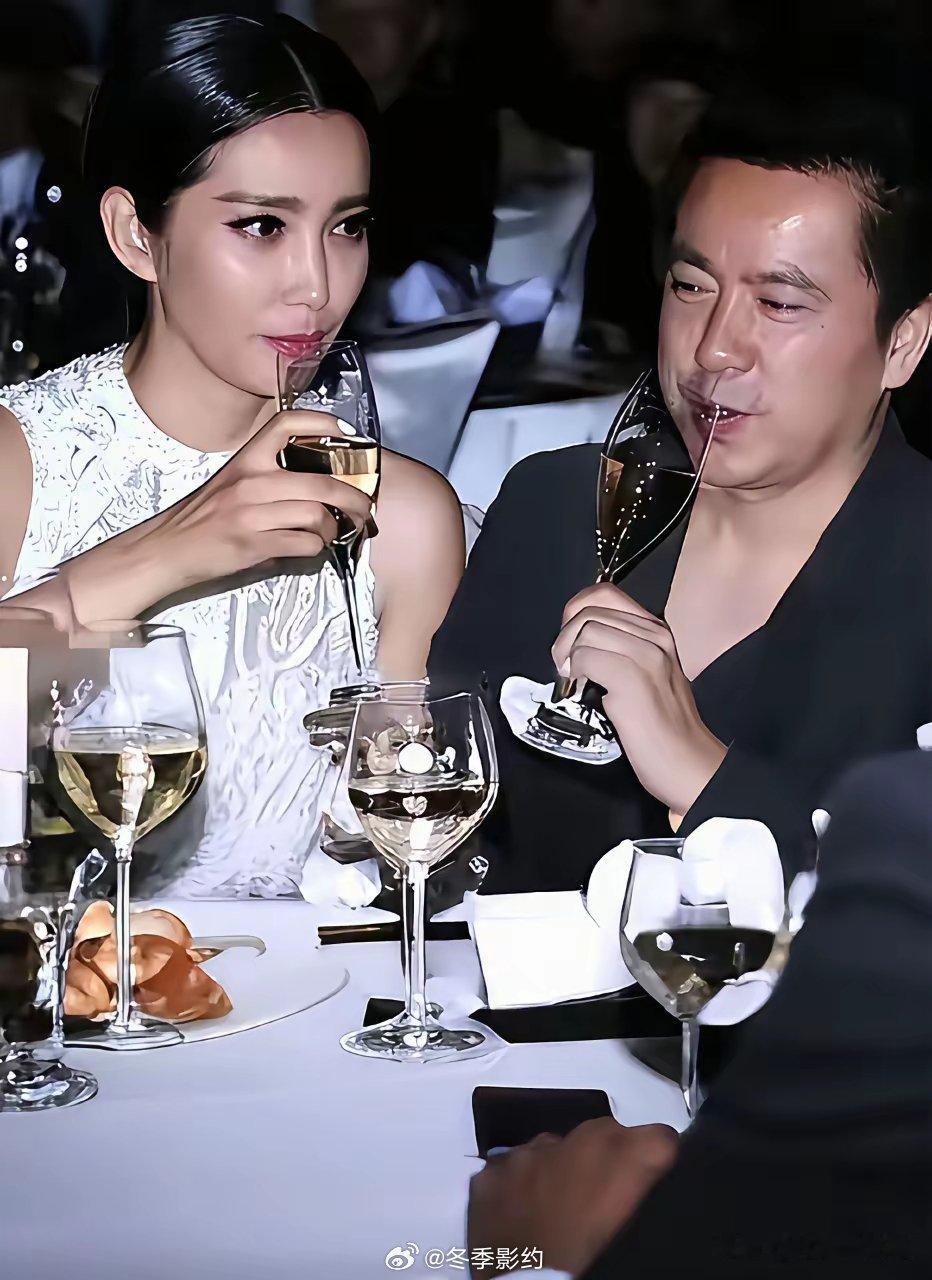 华谊老板王中磊请李冰冰吃饭，醉翁之意不在酒！这是当年一场晚宴上，老板与演员对饮的