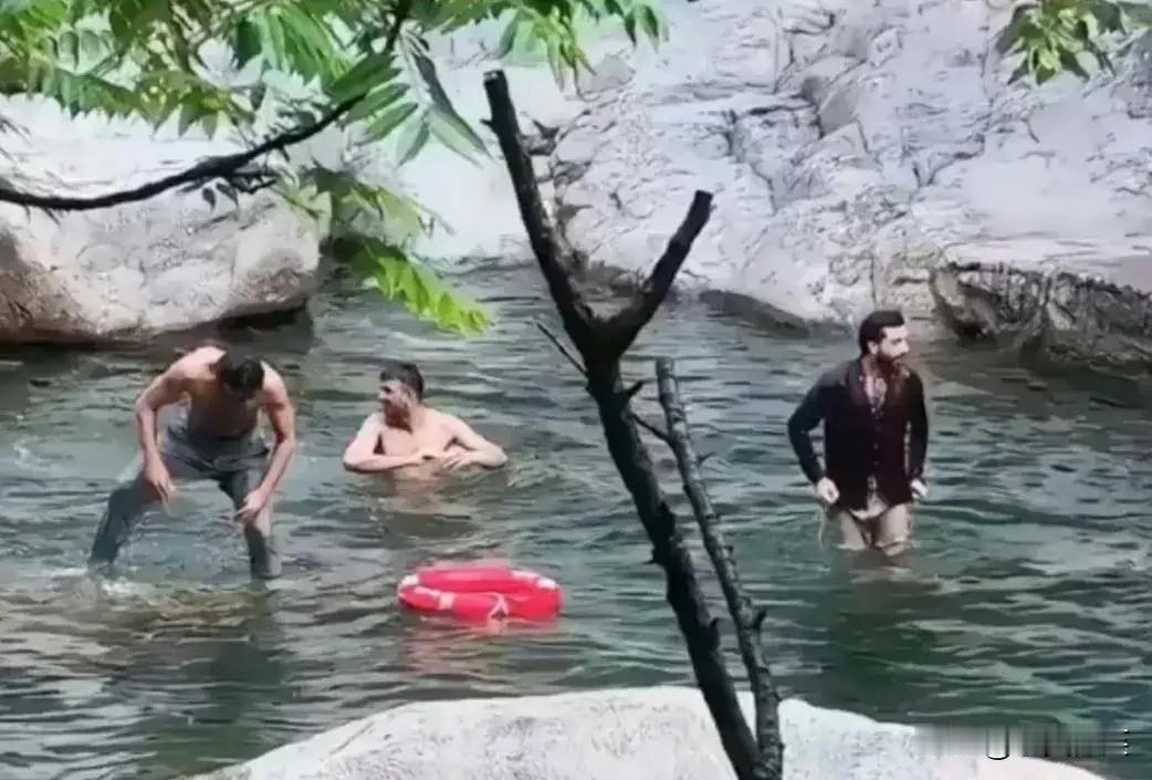 今年到目前为止共发生了三起外籍人士在华热点事件，不过都是负面新闻，非常巧合的是，