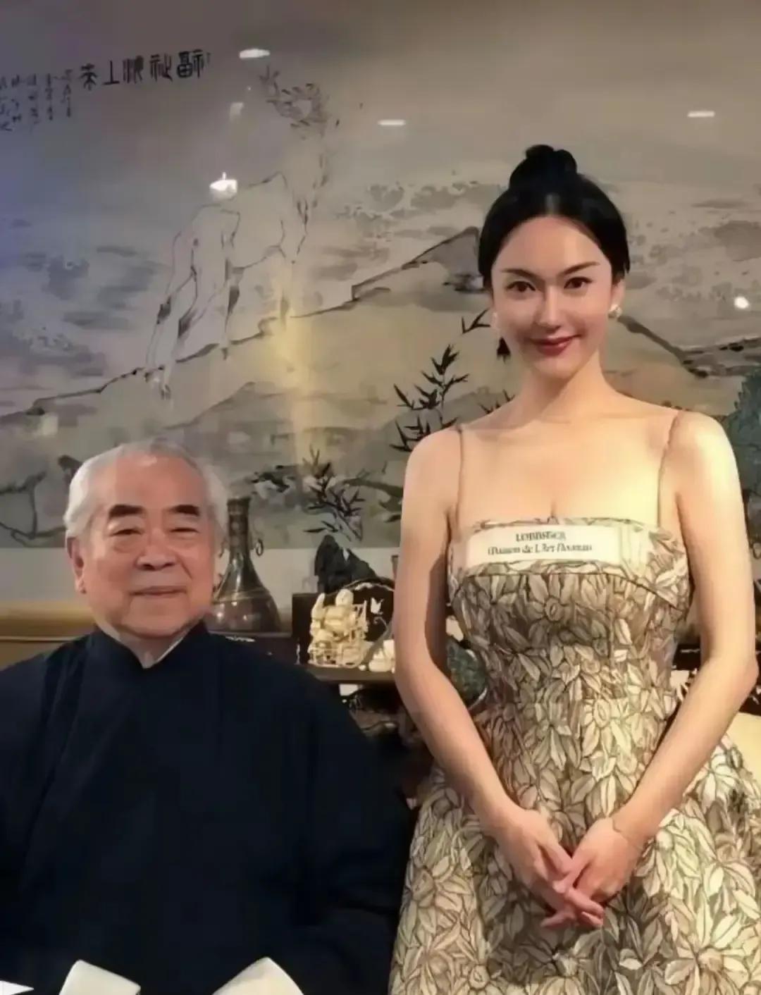 范曾八十六岁再当爹，助理徐萌升级成老婆还抱了个小儿子。前三任夫人走的走散的散，