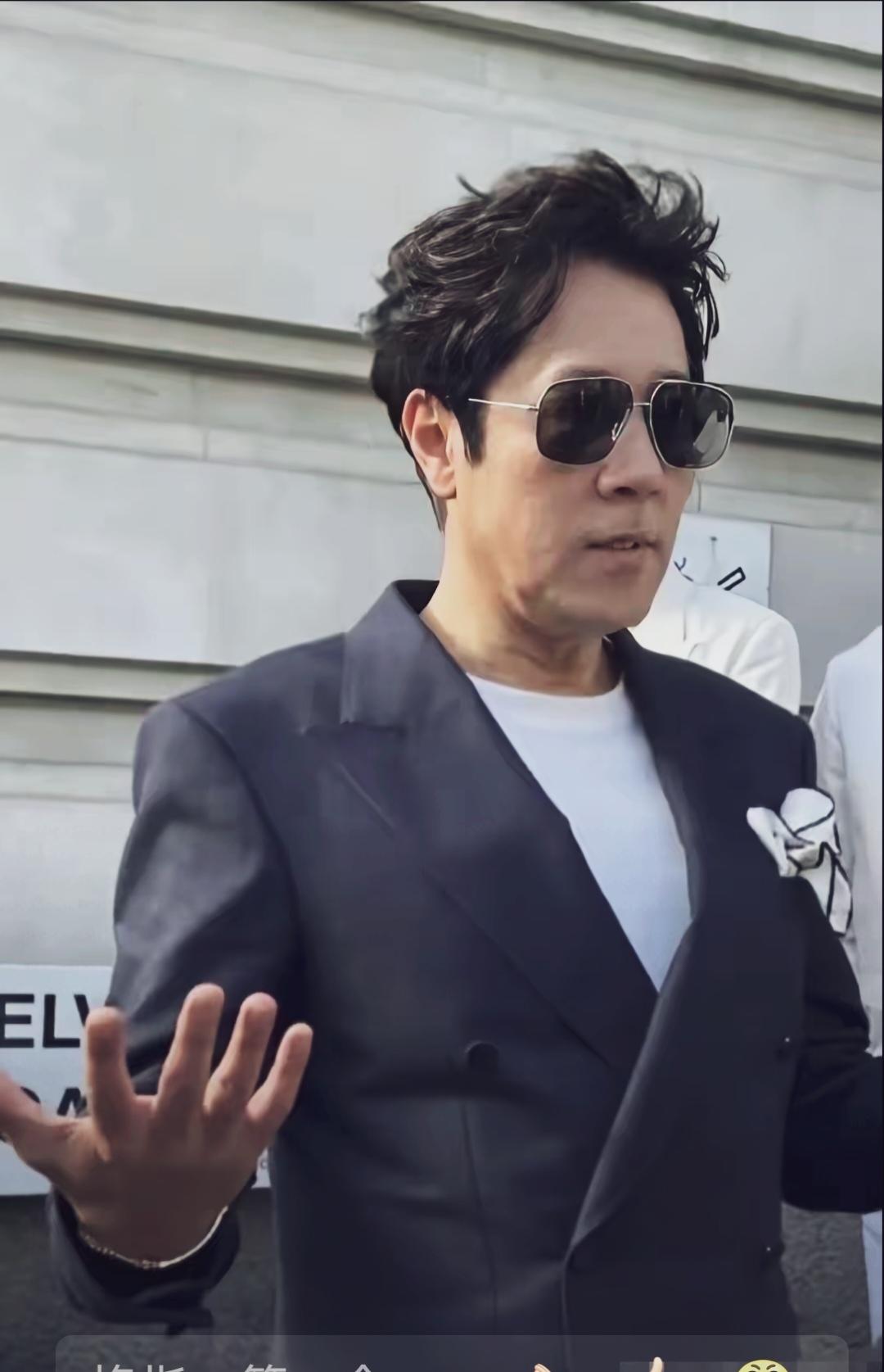 蔡国庆还是穿花里胡哨的衣服好看，西装穿在他身上明显显老态。