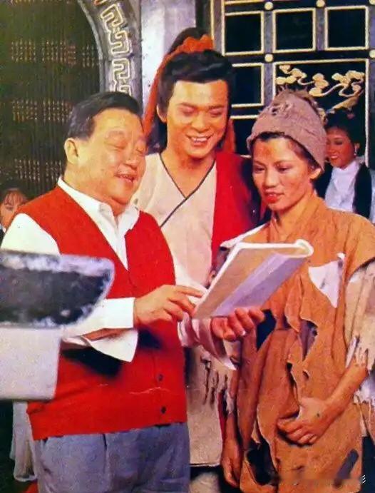 看！黄蓉（翁美玲）、郭靖（黄日华）围在导演身边听戏，武打排练时蓉儿挥剑气势绝了～