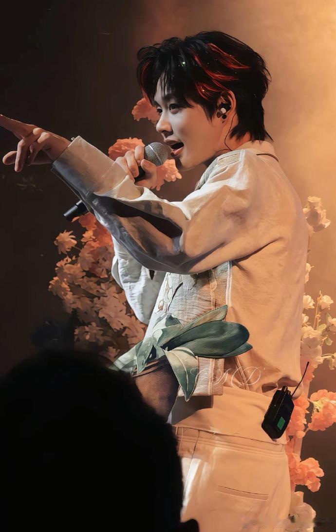 柯淳瘦了是不是上镜好看一点柯淳瘦了之后上镜效果绝了！整个人更灵动了，内娱镜头真