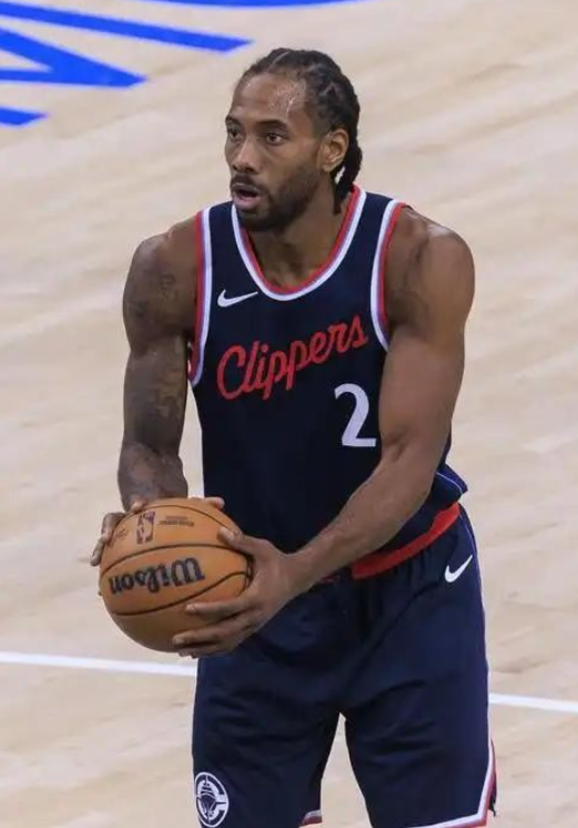 小卡必须打4，快船防守最强就是邓恩小琼斯小卡同时在场说白了就这3人防守可以，