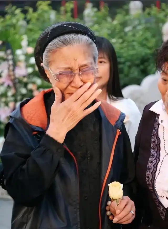 2007年，沙玉华忍痛告别陈晓旭，一张罕见的留影，她们俩曾在剧组建立了深厚感情。
