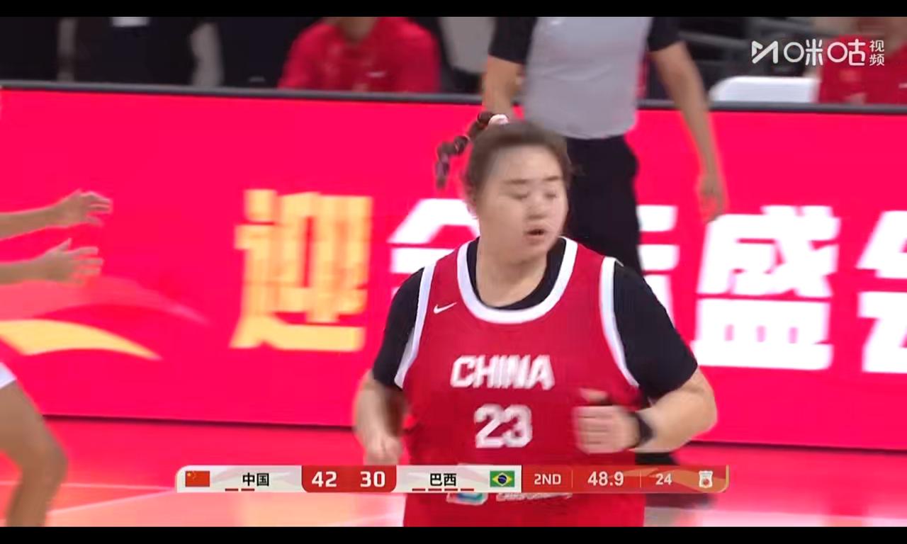 刘禹彤太胖也是隐患，宫鲁鸣当场给指导，她篮下的冲击力真的是一霸即便还有矮个中