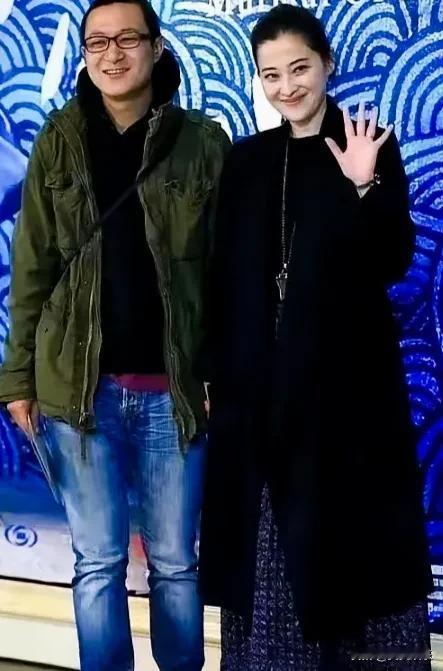 梅婷与老公同框，爱意满满最近看到梅婷和老公同框，真的被甜到了。梅婷气质依旧温