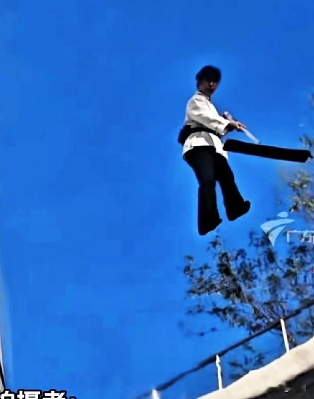 深圳一网友偶然抬头发现一位保洁阿姨悬在空中拖地，他楞了好一会儿才明白是这么回事儿