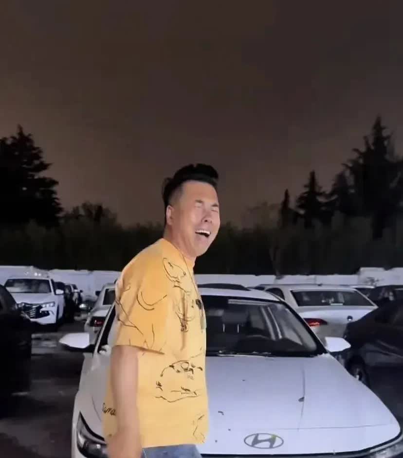 小时候，第一次坐小轿车是舅舅的那辆帕萨特，舅舅是单位领导，有专职司机，这给我留下