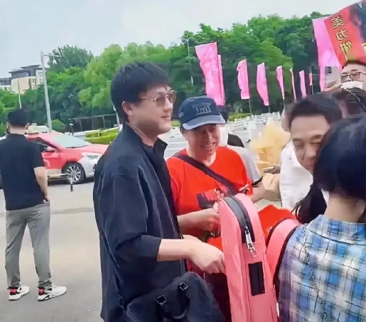粉丝们得知二饼力哥要来朝阳，都兴奋不已。几位八卦主播（洪雨、王野、佬单等人）老早