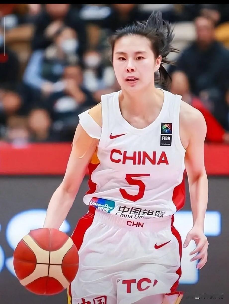 出线命运之战！王思雨伤愈归来，女篮不能只依赖内线双塔女篮世界杯小组赛来到关