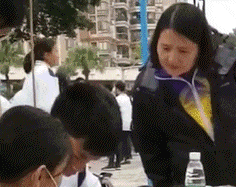 爆笑GIF: 你能别对我笑得那么甜嘛? 我心慌慌