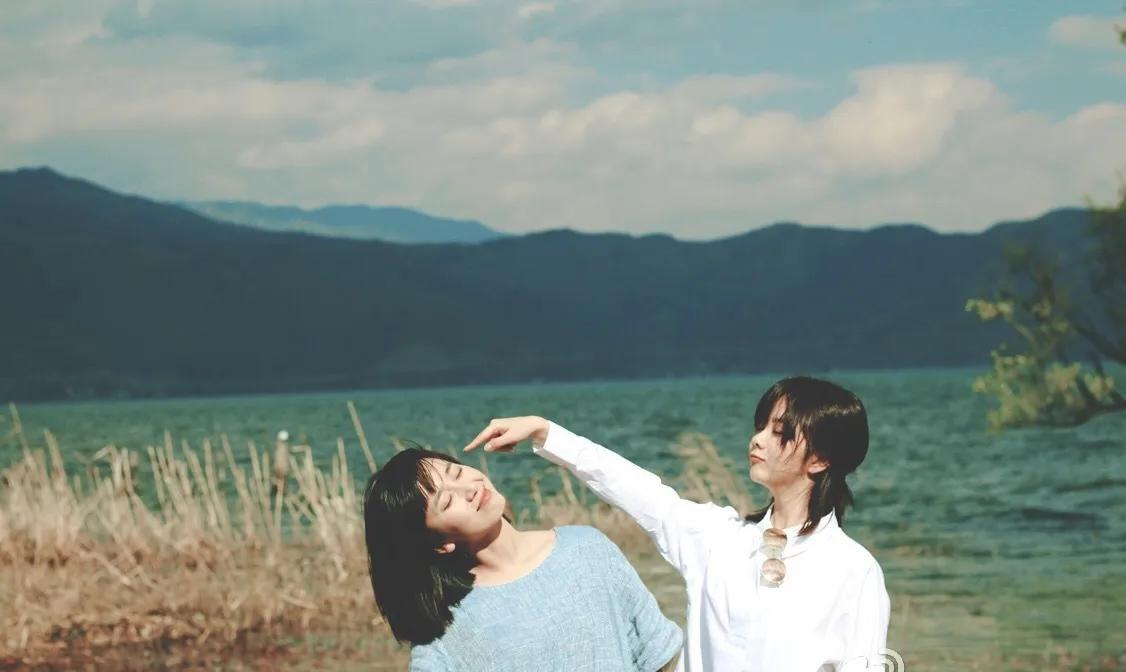 董晴与谭松韵的河边写真，两个人居然是10来年的好朋友，那时候好清纯好年轻阿。