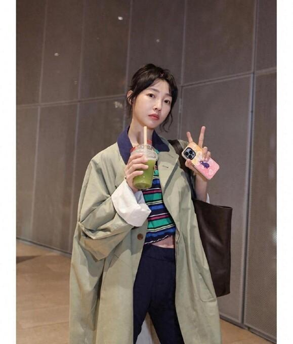 白百何深切知晓“风格平衡”的穿搭准则，她的风衣造型从不谋求过度用力的精致，而是于