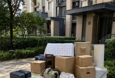 真是惊出一身冷汗。 芜湖母女搬家误扔床头柜，柜里藏着370克黄金铂金和190