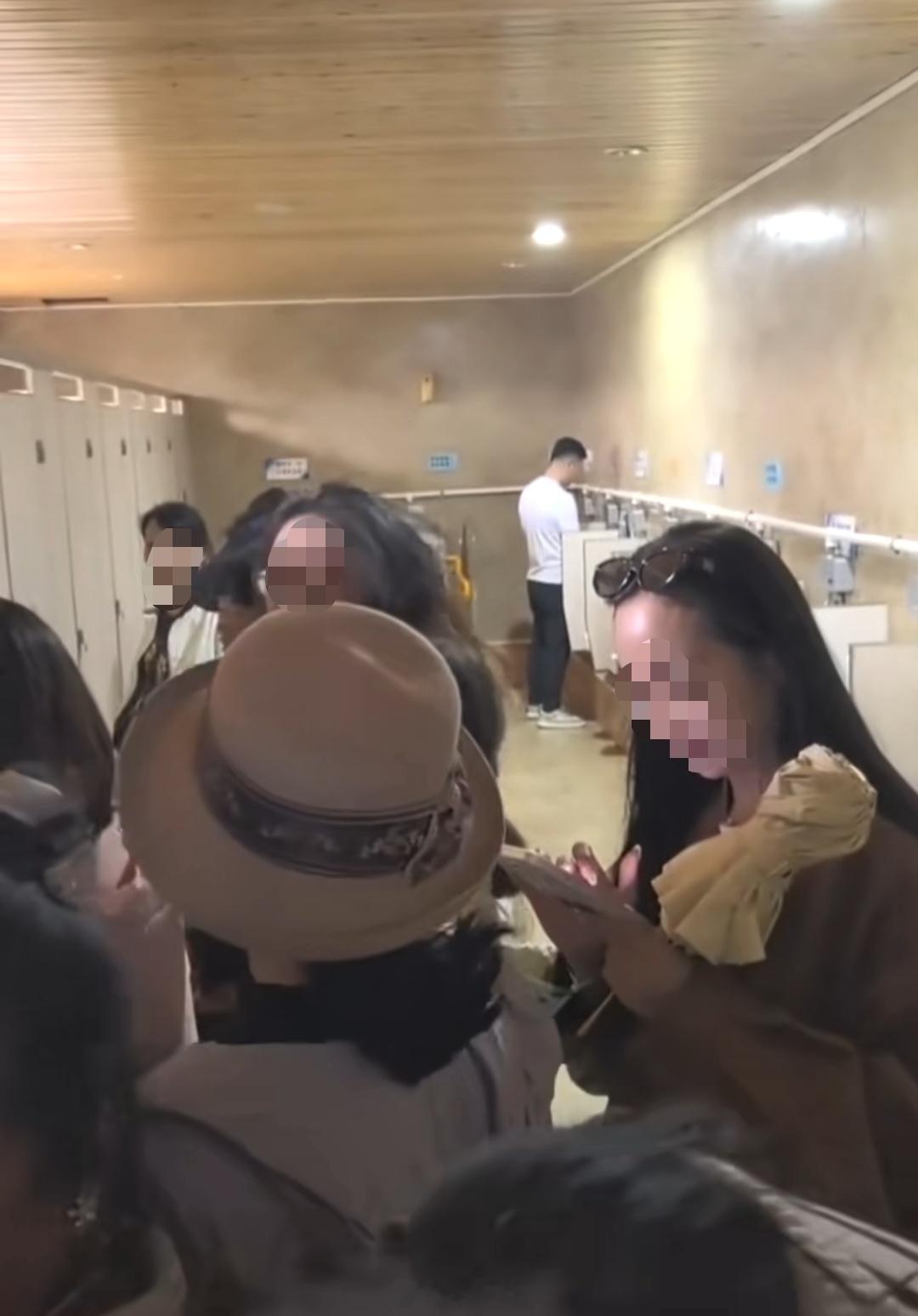 啊？为什么男生厕所有男生啊？