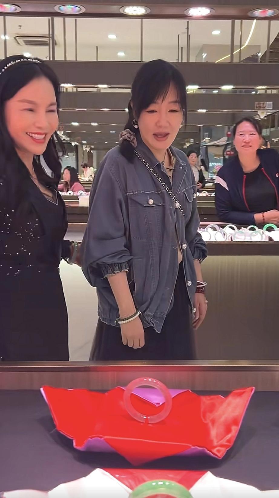 胡歌前女友薛佳凝独自买翡翠，弯腰驼背的，成了大妈了，最后还是没买到!1月28