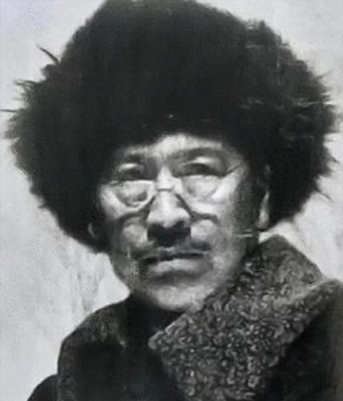 这张照片拍摄于1931年，大地主戴凤龄带着全家57口人奔赴战场，最终仅剩3人。