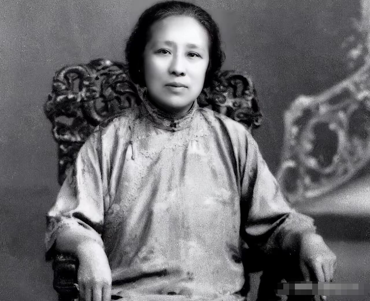 这个女人，蒋介石不敢动她，汪精卫见了绕道走。她一巴掌扇过汪精卫老婆，一句话骂得蒋