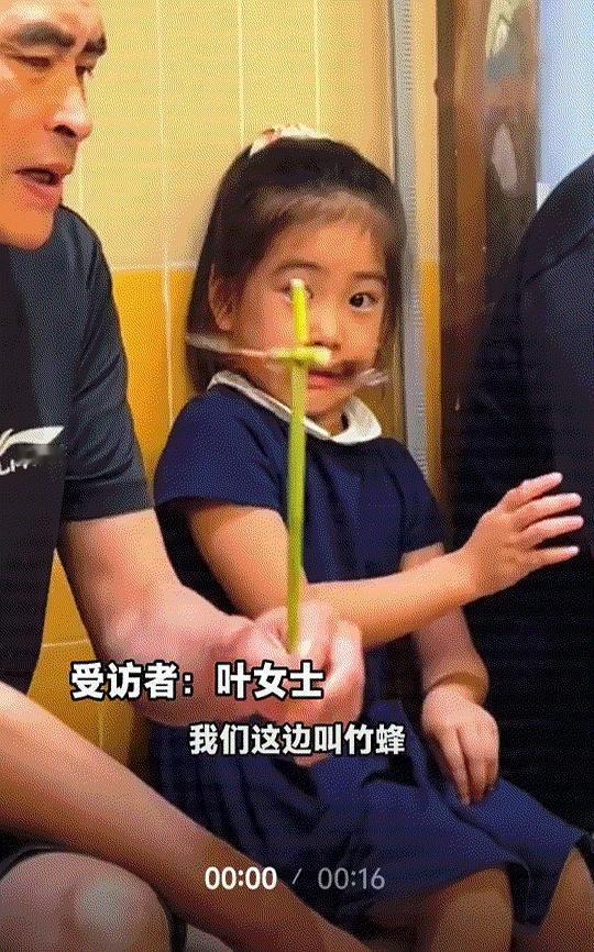 你见过拿活虫子往亲孙女脸上怼的硬核爷爷吗？四川一位大爷最近凭实力把小孙女吓得直