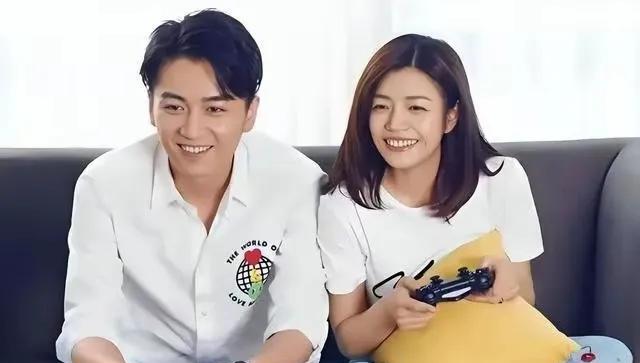 离婚才4个月，陈晓就给前妻陈妍希上了一课。一个是越来越帅的阳光暖男，而另一个