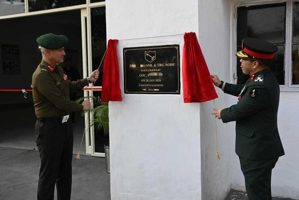 印军在中印边境中段，即印军中部军区新建的室内作战训练中心（图1），背景墙上赫然是