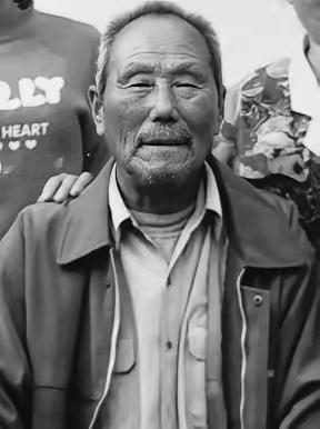 1950年，联合国军中，一名人高马大的土耳其士兵，见我战士董明德筋疲力尽，便想趁