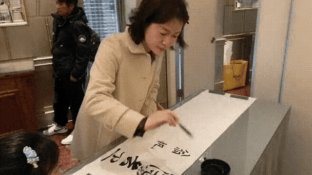 杨振宁去世5个月后，翁帆首次公开亮相，一个细节值得关注。在杨振宁去世5个月后，