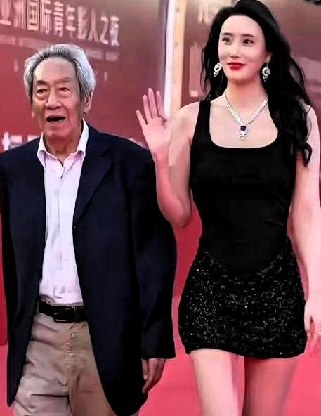 真敢豁出去！79岁的王奎荣，把一套140平米的房子和几千万现金全部转到比自己小3